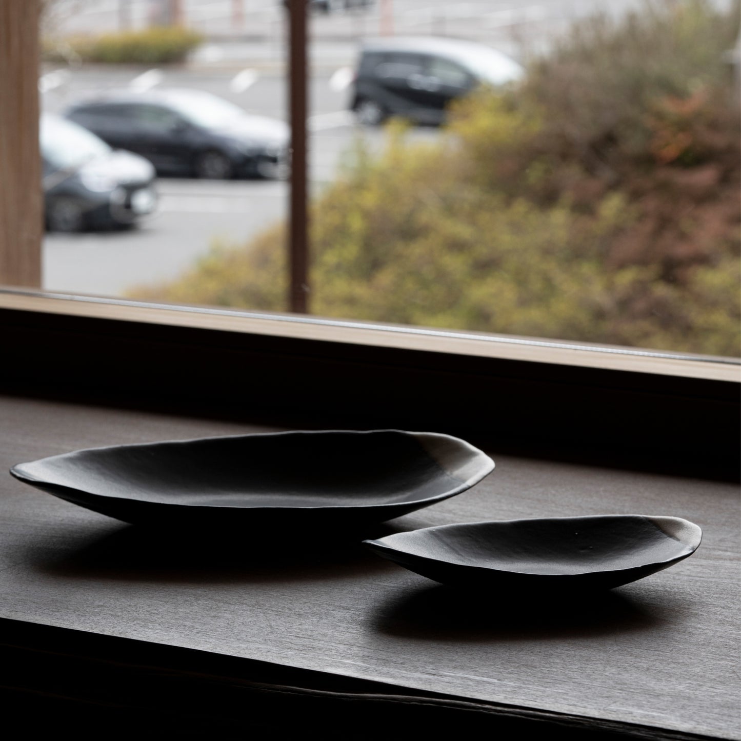 Oval Plate S (White on Black)