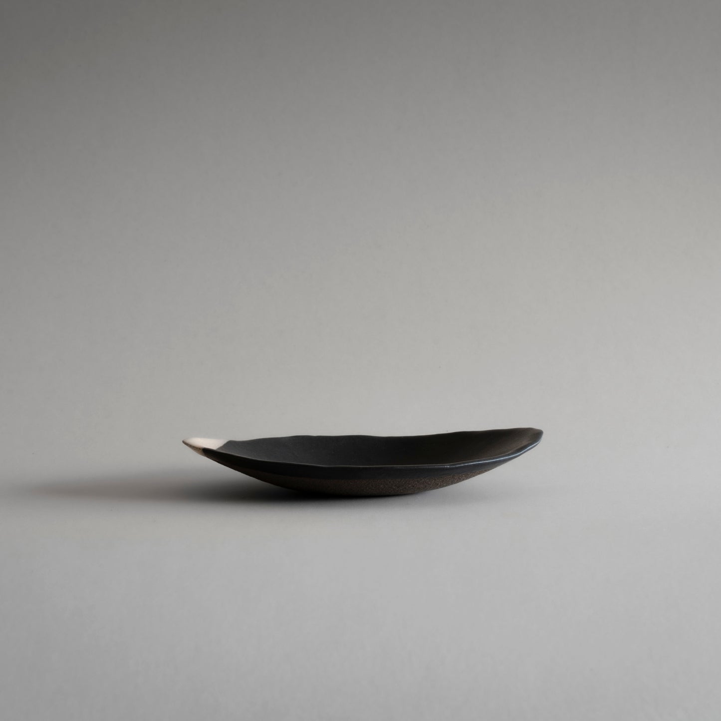 Oval Plate S (White on Black)