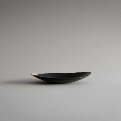 Oval Plate S (White on Black)