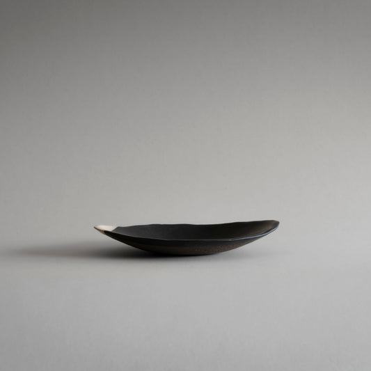 Oval Plate S (White on Black)