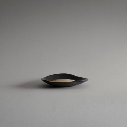 Oval Plate S (White on Black)