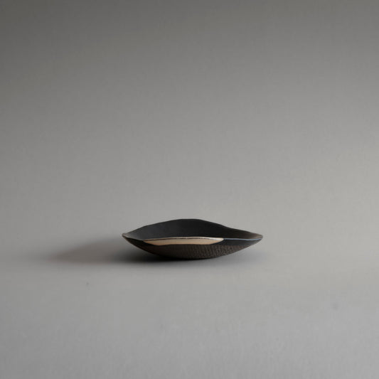 Oval Plate S (White on Black)