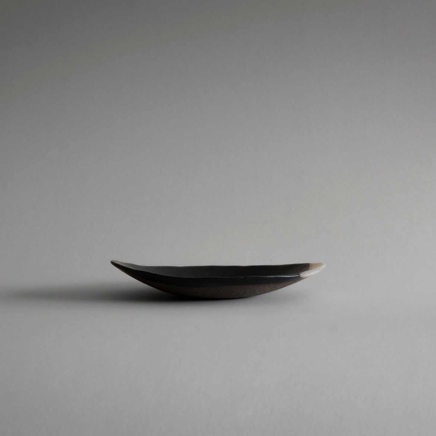 Oval Plate S (White on Black)