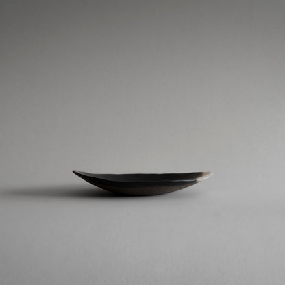 Oval Plate S (White on Black)