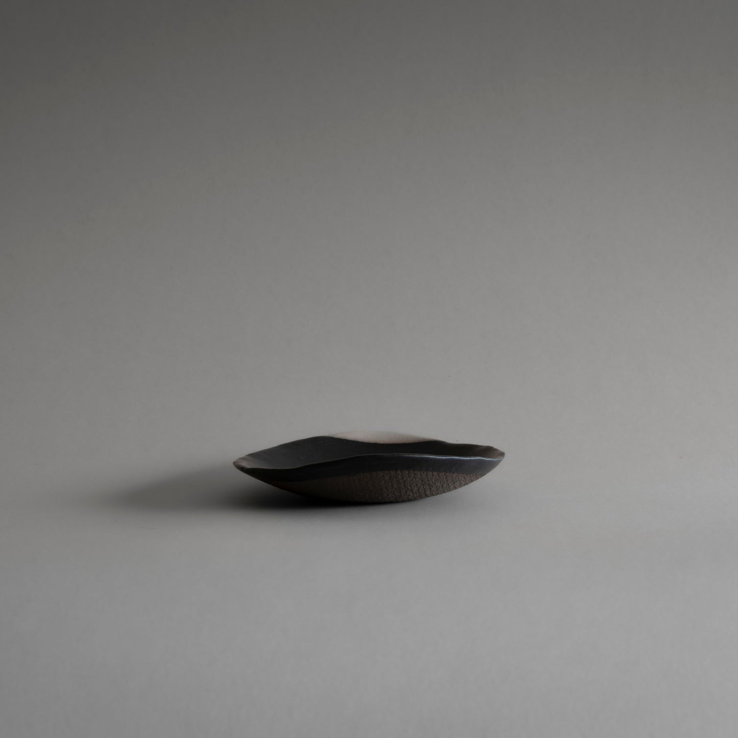 Oval Plate S (White on Black)