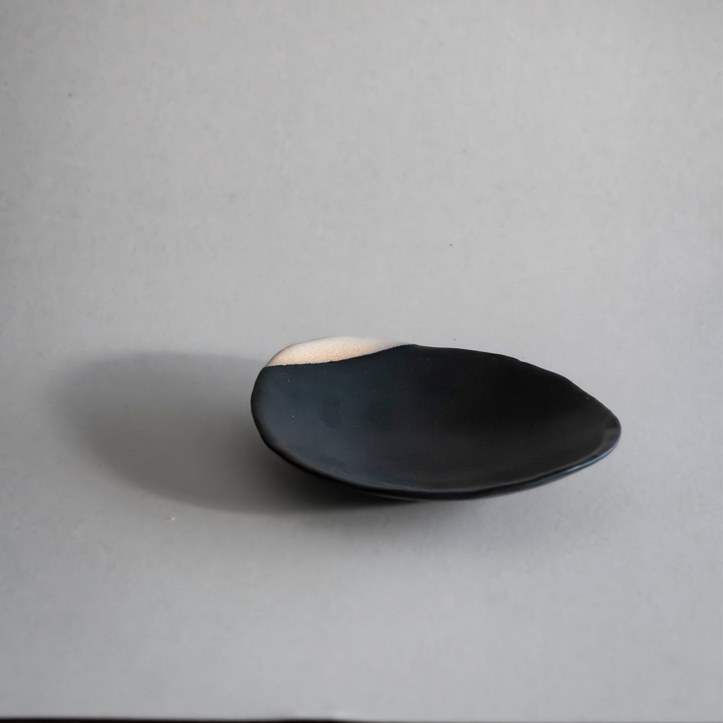 Oval Plate S (White on Black)
