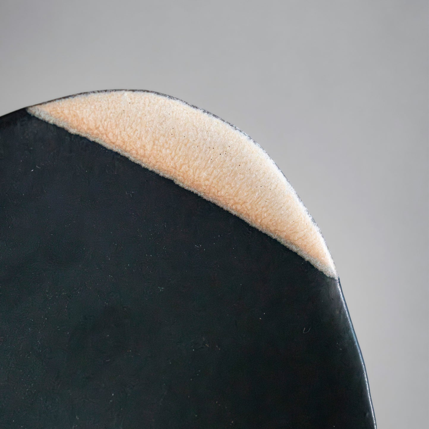 Oval Plate S (White on Black)