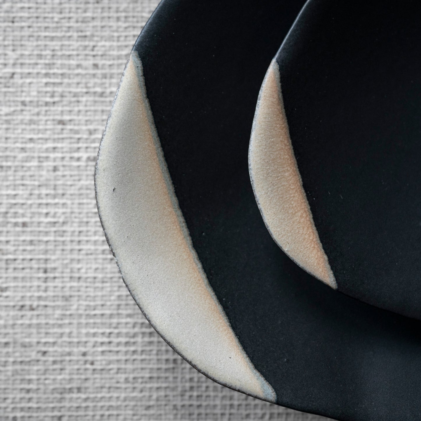 Oval Plate S (White on Black)
