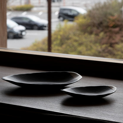 Oval Plate S (White on Black)