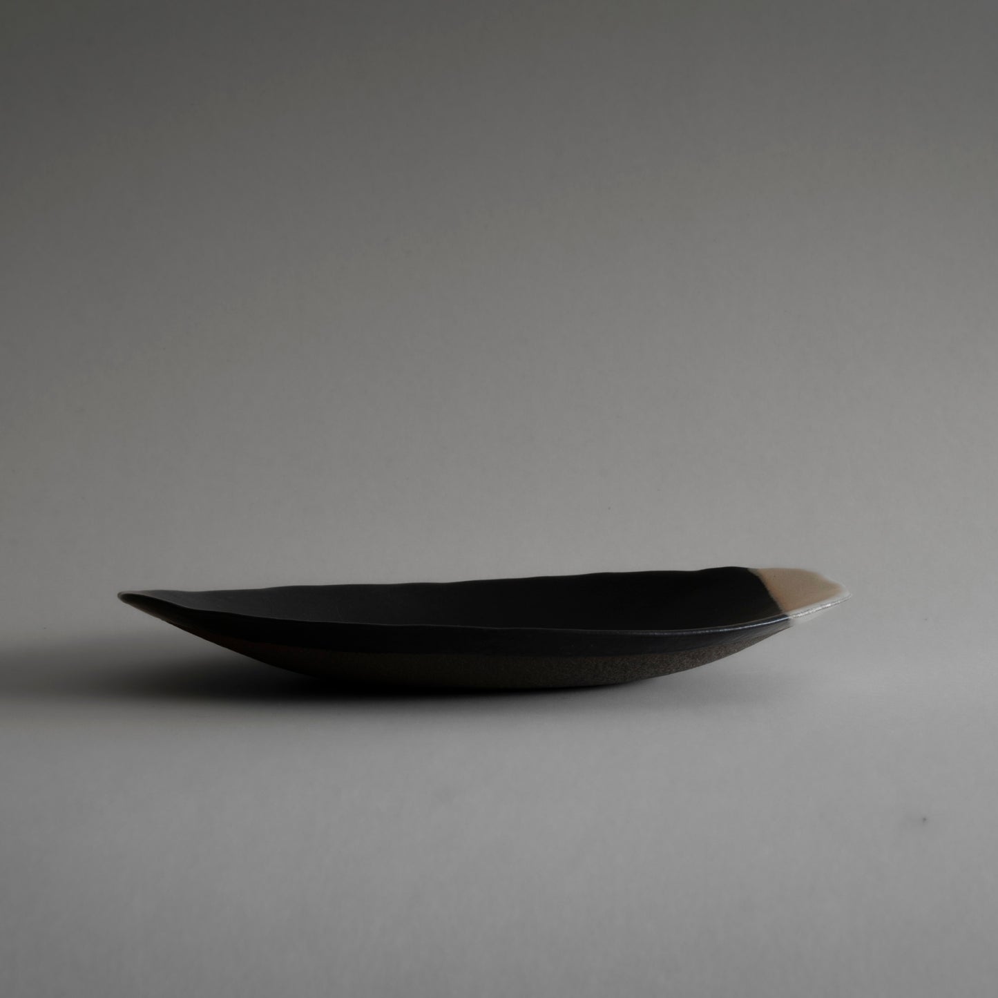 Oval Plate M (White on Black)
