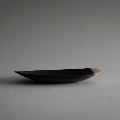 Oval Plate M (White on Black)