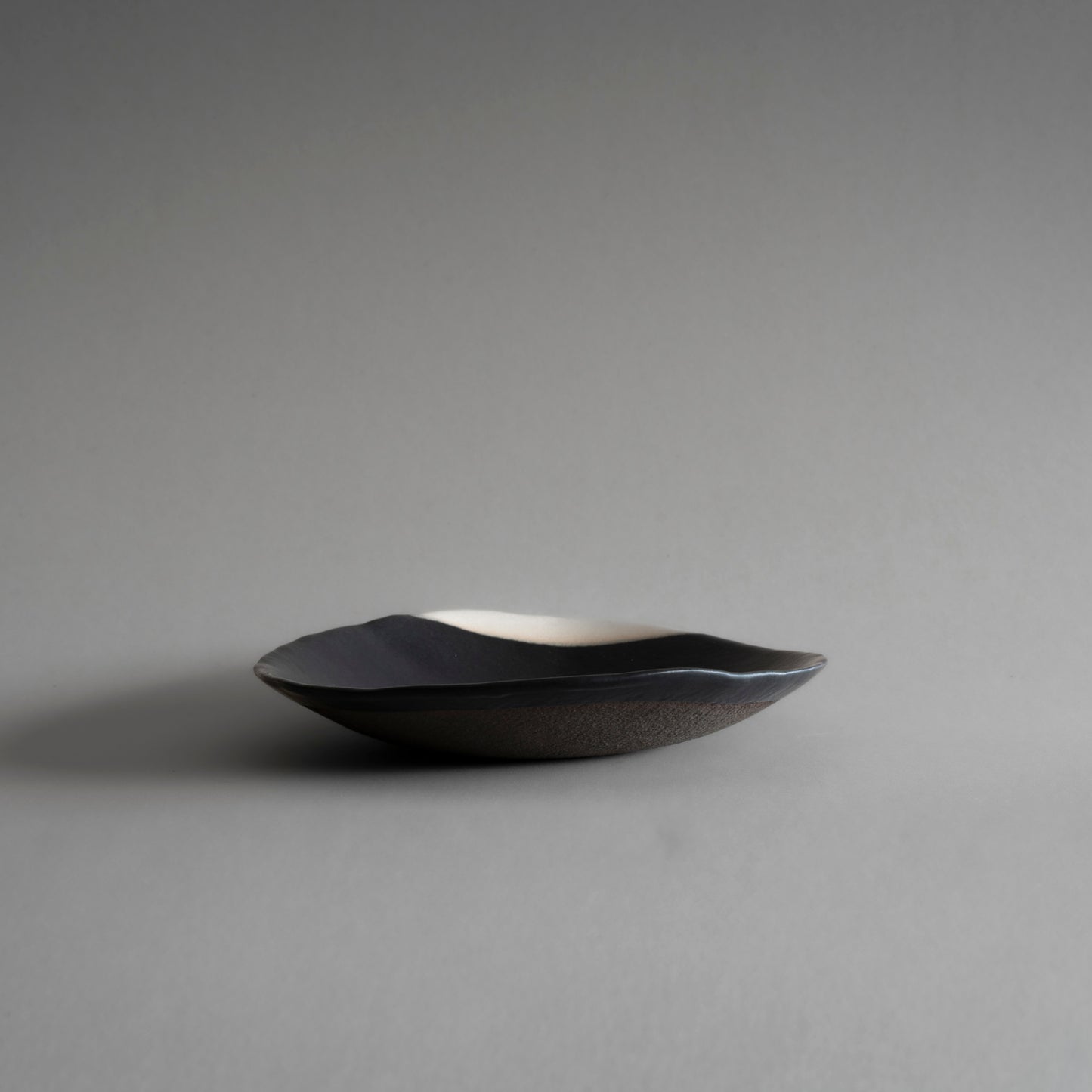 Oval Plate M (White on Black)