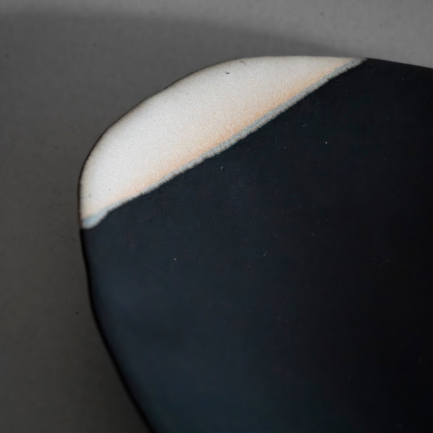 Oval Plate M (White on Black)