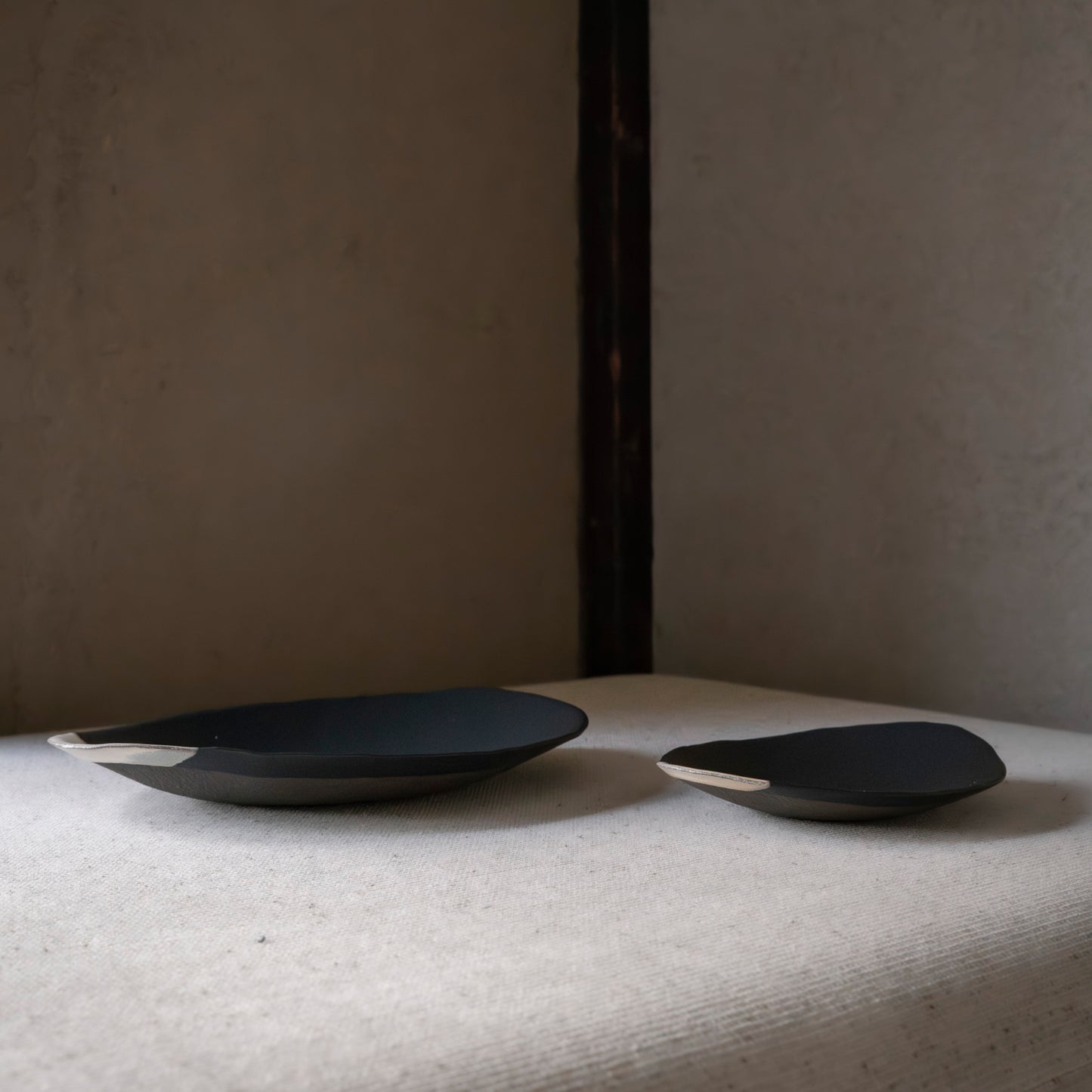 Oval Plate M (White on Black)