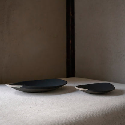 Oval Plate M (White on Black)
