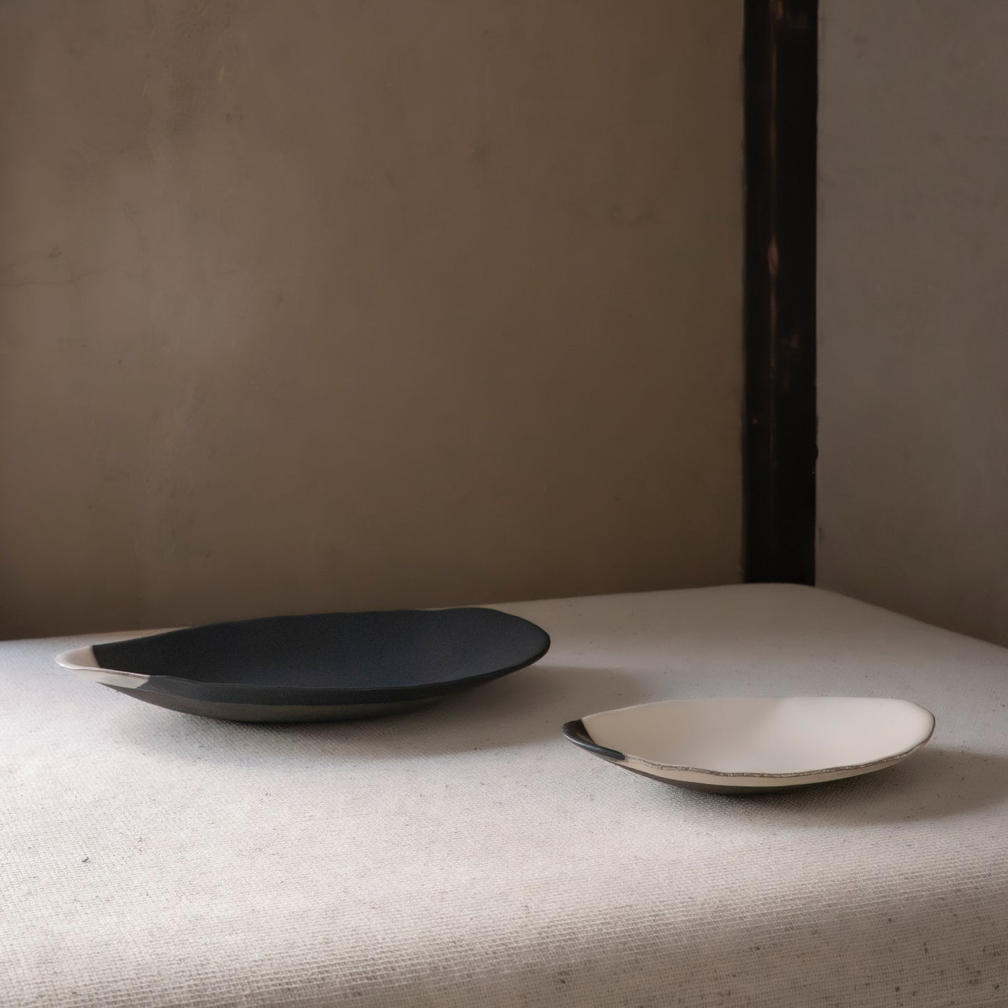 Oval Plate M (White on Black)
