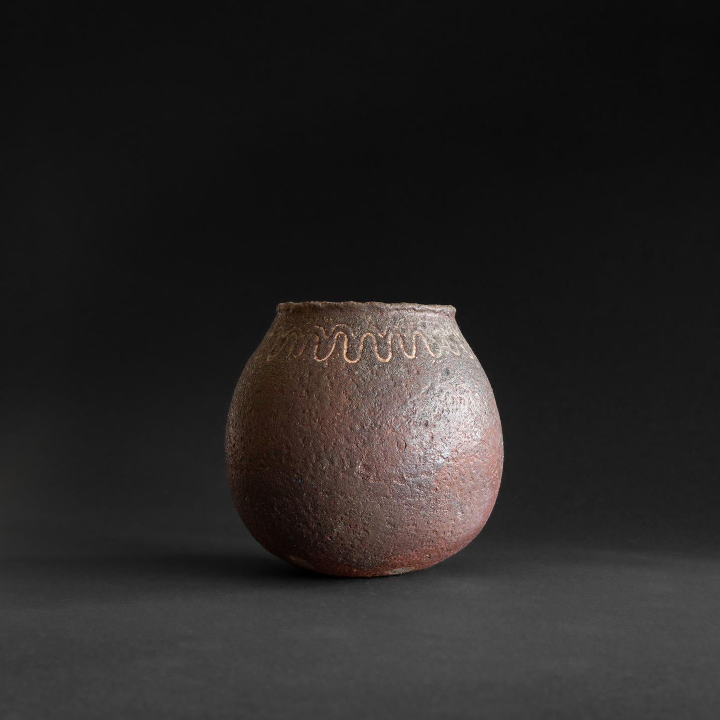 Nanban Round Jar with White-Line Motif