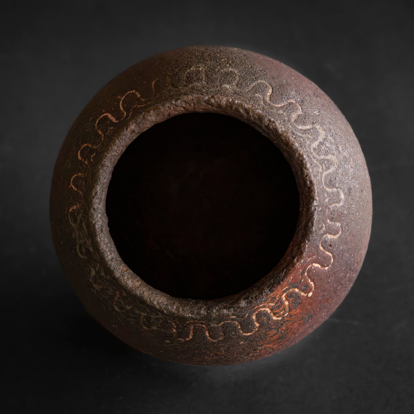 Nanban Round Jar with White-Line Motif