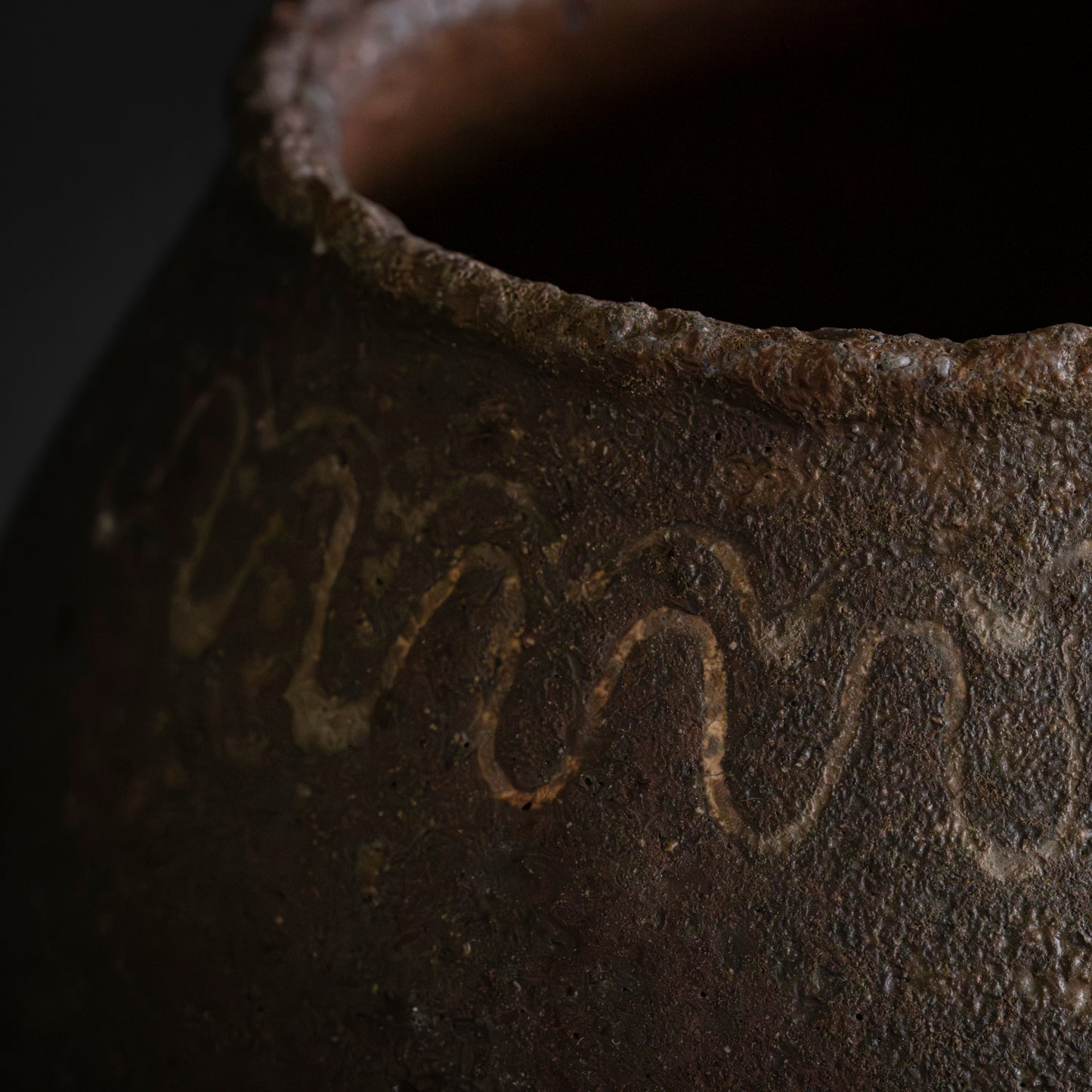 Nanban Round Jar with White-Line Motif
