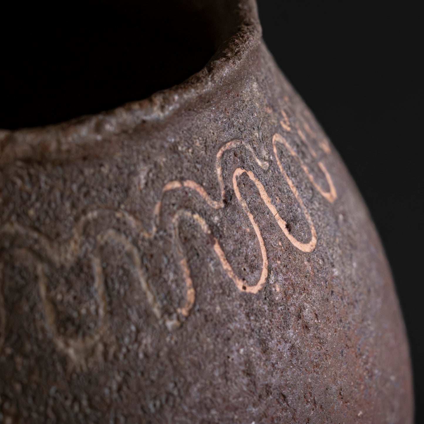Nanban Round Jar with White-Line Motif