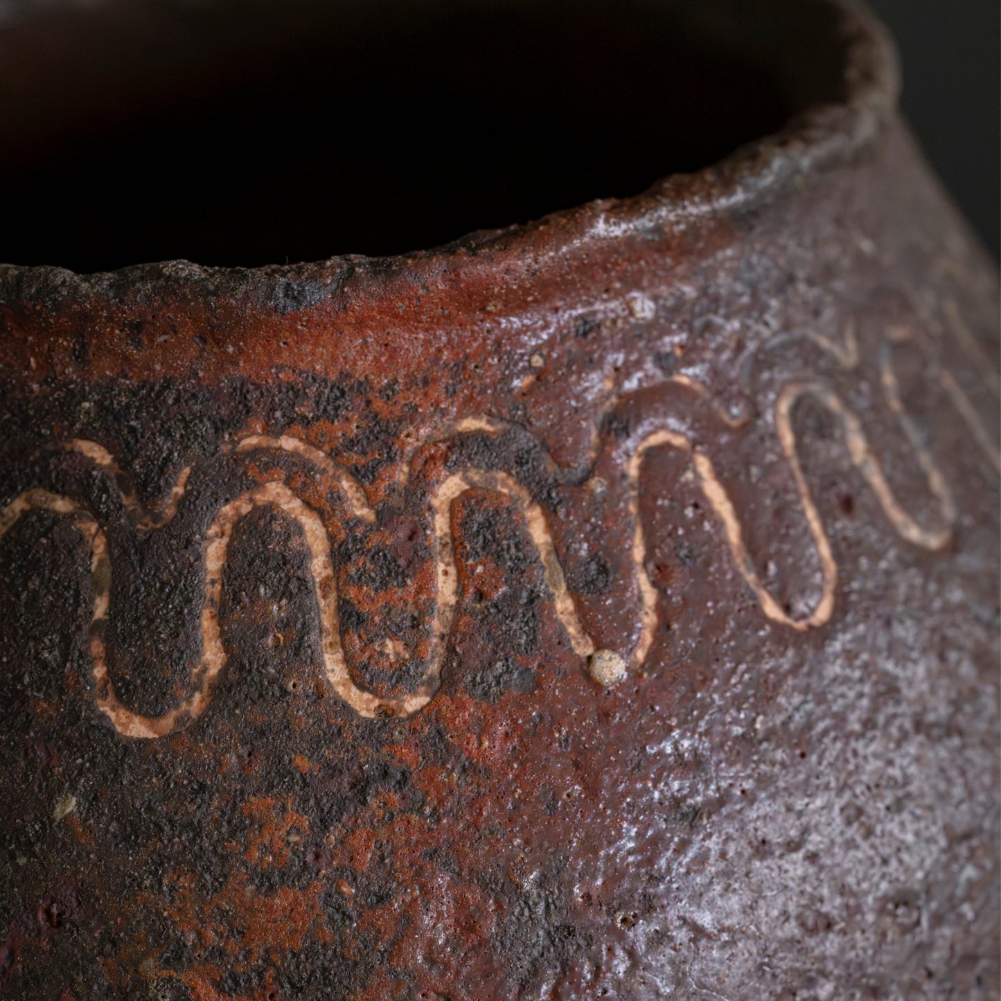Nanban Round Jar with White-Line Motif