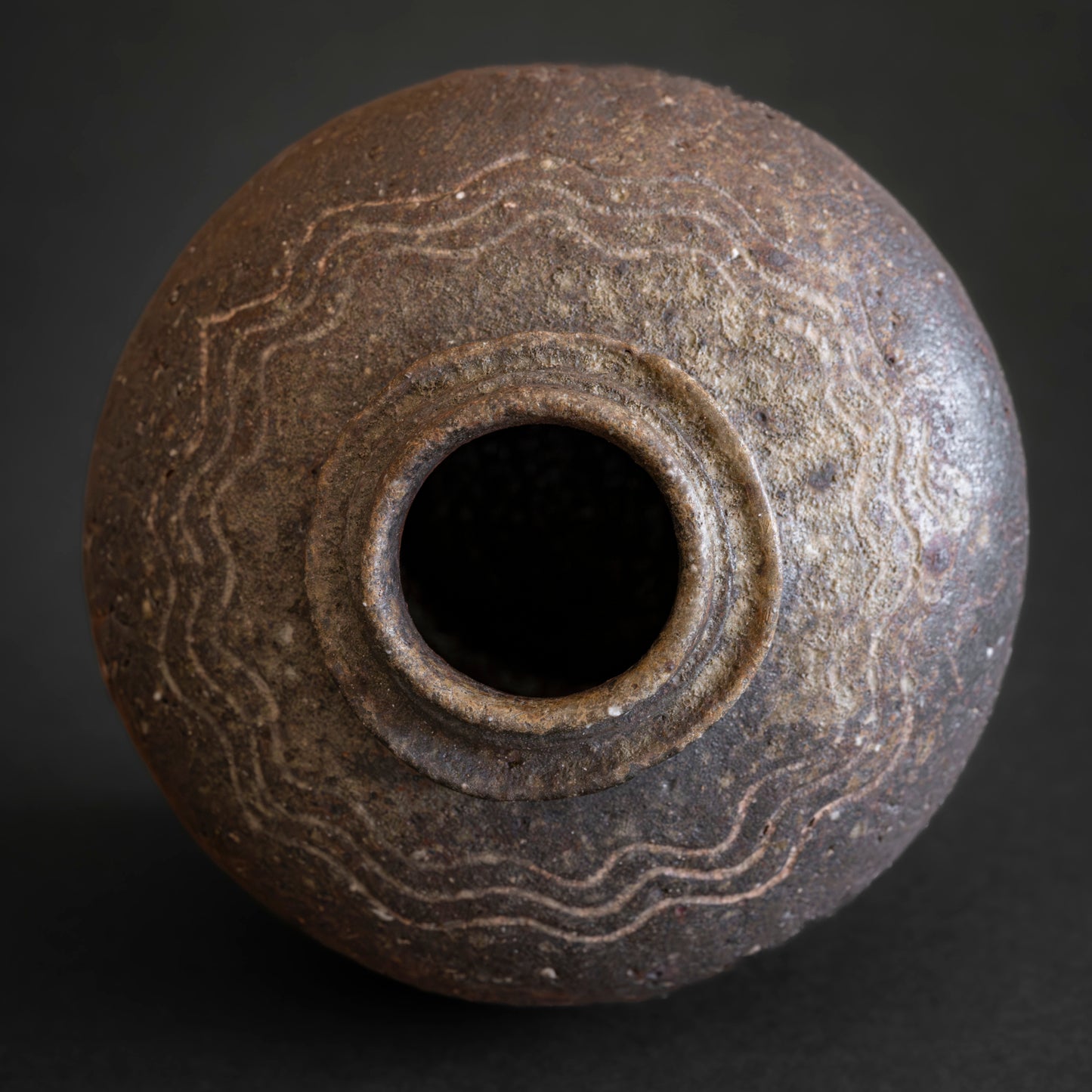 Nanban Uzukumaru Jar with Ripple Pattern