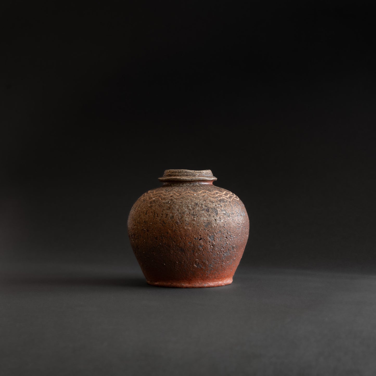 Nanban Uzukumaru Jar with Ripple Pattern