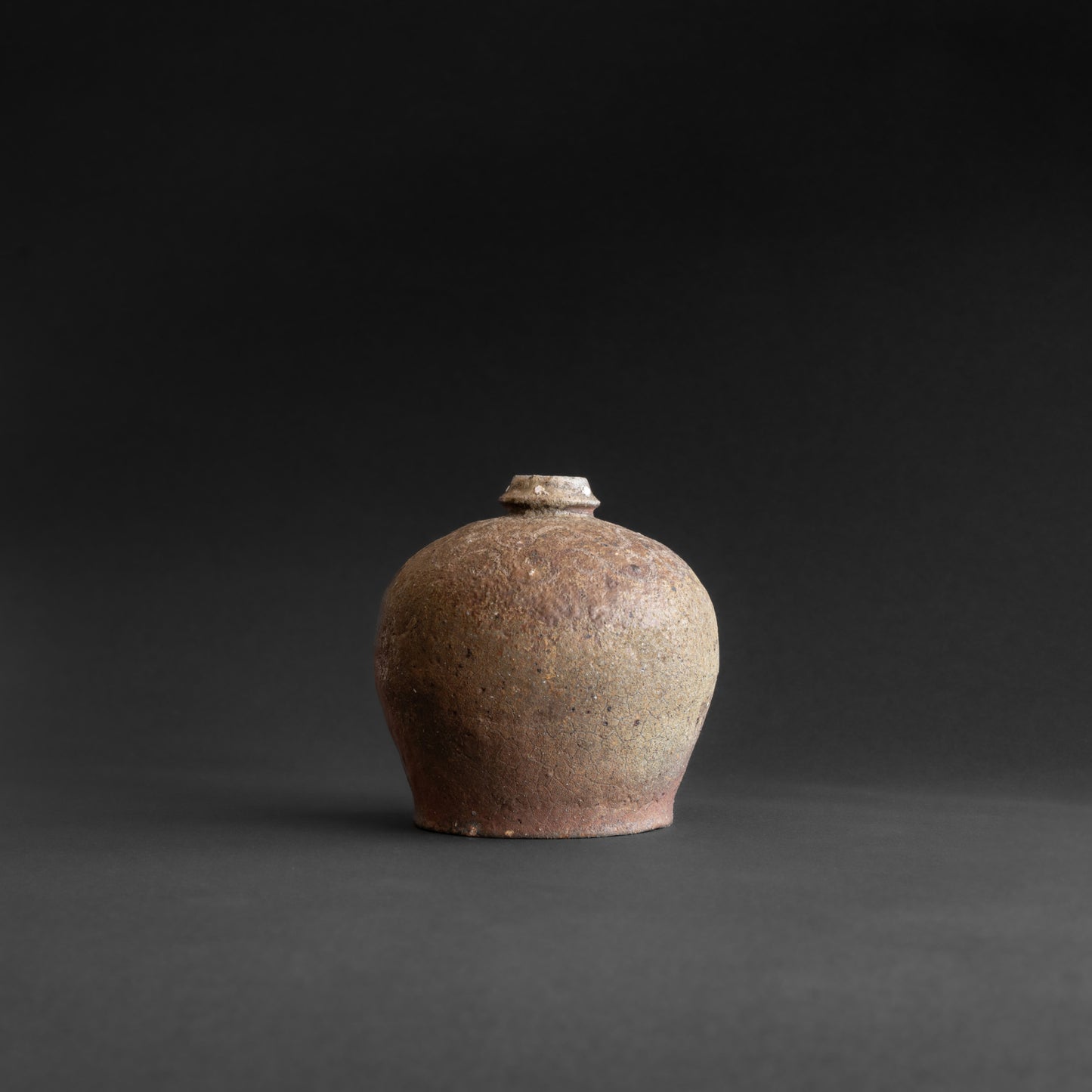 Nanban Uzukumaru Jar with Arabesque Motif
