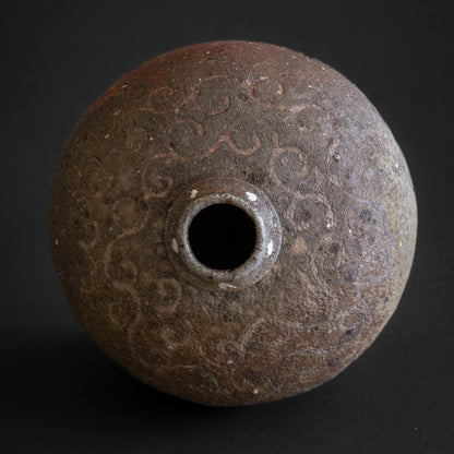 Nanban Uzukumaru Jar with Arabesque Motif