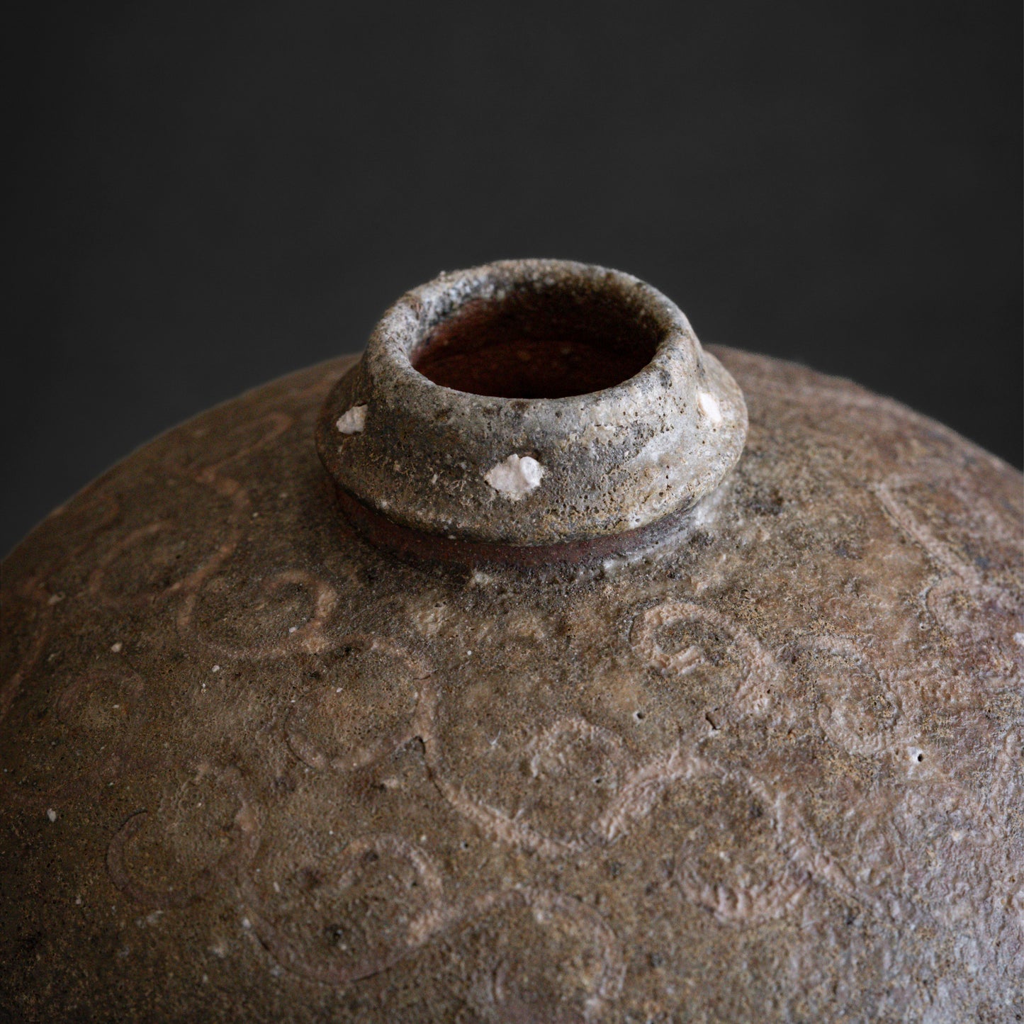 Nanban Uzukumaru Jar with Arabesque Motif