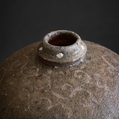 Nanban Uzukumaru Jar with Arabesque Motif