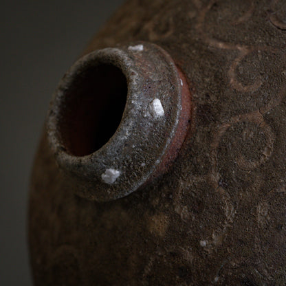 Nanban Uzukumaru Jar with Arabesque Motif